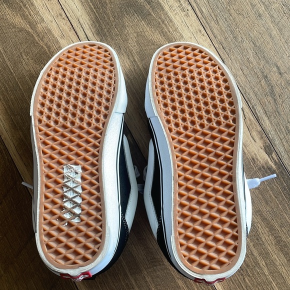 Vans - Picture 11 of 13